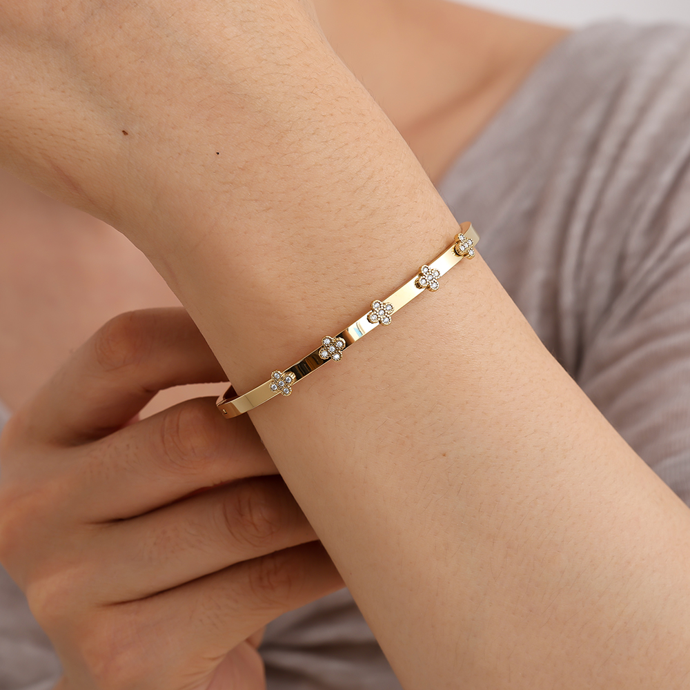 6.5cm Diameter Diamond Lucky Flower Edelstahl Armreif  