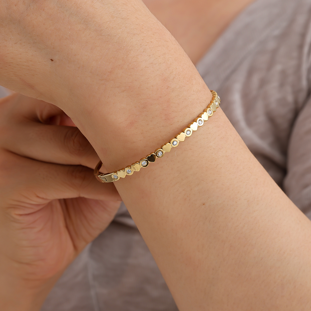 6.5cm Diameter Hearts And Diamond Dot Edelstahl Armreif    