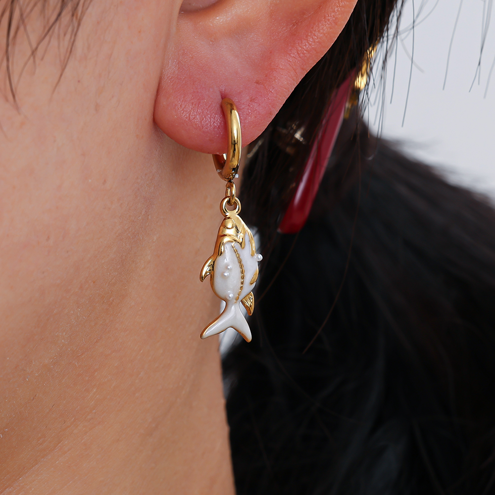 0.8*3.3cm weißer Fisch Edelstahl Ohrringe      