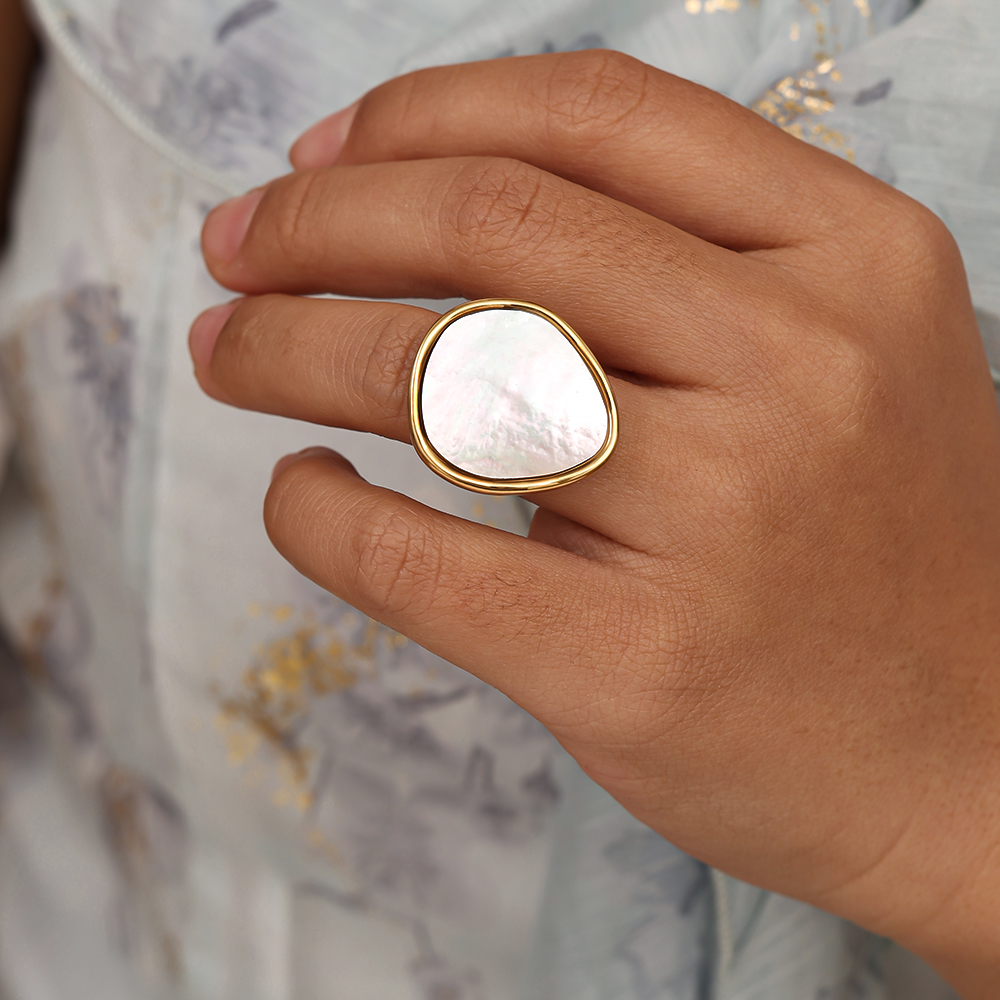 Verstellbarer eine unregelmäßige Perlmuttplatte Edelstahl Ring      